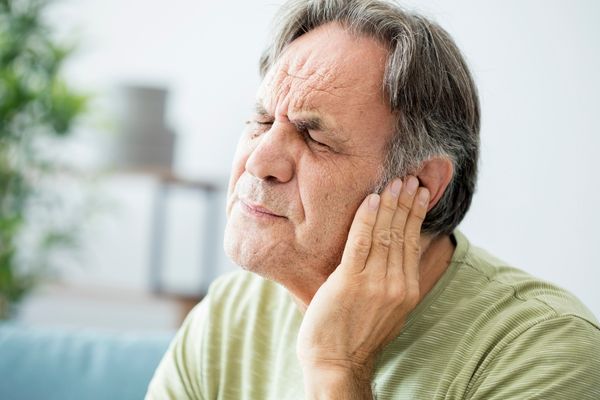 Đau tai là vấn đề thường gặp khi đi tàu xe, máy bay